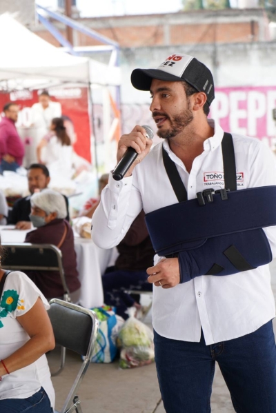 Toño López beneficia a la colonia Leobardo Coca con Canastita Mexicana