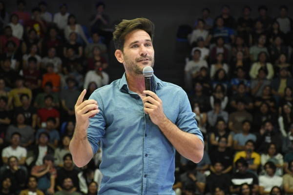 El divulgador científico español Javier Santaolalla imparte conferencia en la BUAP