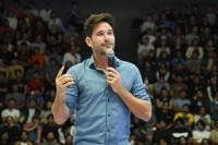 El divulgador científico español Javier Santaolalla imparte conferencia en la BUAP