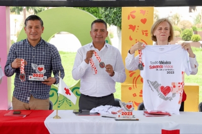 PRESENTA AYUNTAMIENTO DE SAN ANDRÉS CHOLULA Y CRUZ ROJA LA PLAYERA Y MEDALLA DE LA CARRERA TODO MÉXICO SALVANDO VIDAS