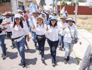 LUPITA CUAUTLE ES RECIBIDA CON ENTUSIASMO DURANTE SU RECORRIDO EN LA JUNTA AUXILIAR DE SAN BERNARDINO TLAXCALANCINGO