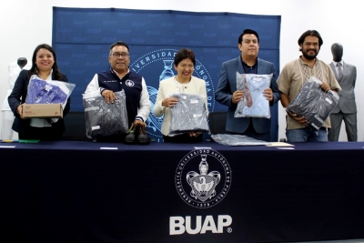 Entrega Rectora María Lilia Cedillo Ramírez uniformes para personal administrativo y académico