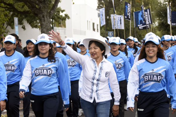 BUAP da la bienvenida a estudiantes de nuevo ingreso con desfile en Ciudad Universitaria