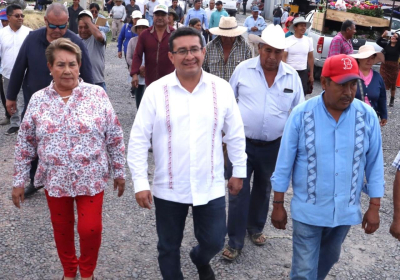 Impulsa diputado P&aacute;vel Gaspar di&aacute;logo con productores de flores para fortalecer al sector