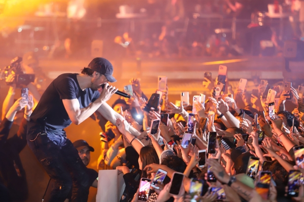 Cautiva Enrique Iglesias con presentación en la Feria de Puebla 2024