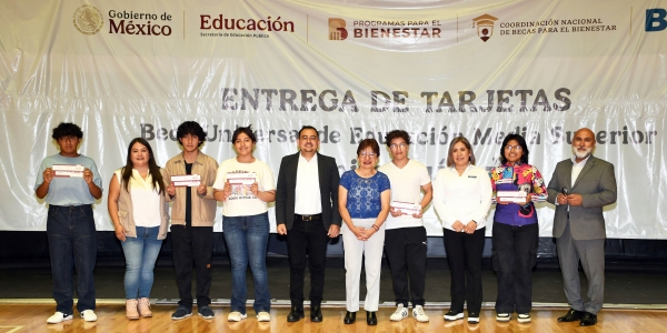 Entrega Rectora Lilia Cedillo tarjetas de la Beca Universal de Educación Media Superior “Benito Juárez”