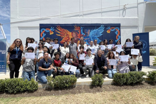 Estudiantes de la BUAP plasman su identidad colectiva en mural en Tepeaca