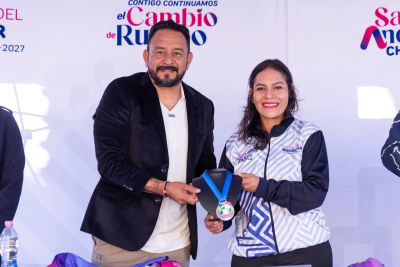 Presenta Lupita Cuautle playera y medalla de la carrera "Corre por las Juventudes 2026"