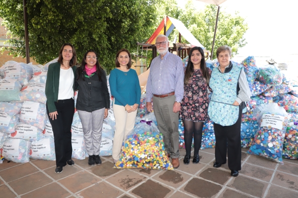 Encabeza Gaby Bonilla entrega de más de cinco toneladas de tapitas para niños con cáncer