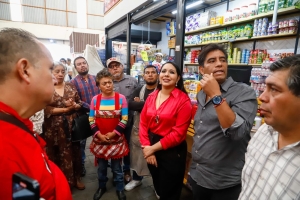 Tonantzin Fernández escucha y dialoga con comerciantes del Tianguis Xixitla