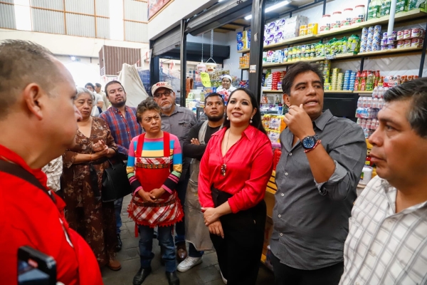 Tonantzin Fernández escucha y dialoga con comerciantes del Tianguis Xixitla