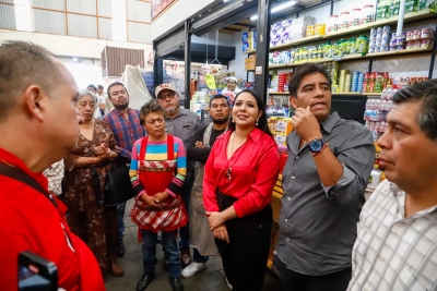 Tonantzin Fernández escucha y dialoga con comerciantes del Tianguis Xixitla