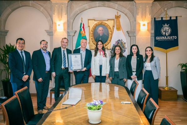 Entrega Gobernadora Certificado Ambiental &quot;Empresa Limpia&quot; a Volkswagen de Guanajuato