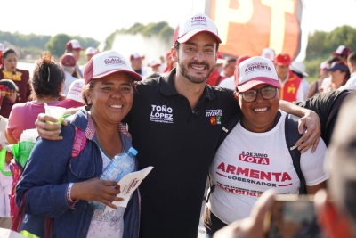 Escuchar, atender y plantear propuestas claras son la base de los recorridos de Toño López