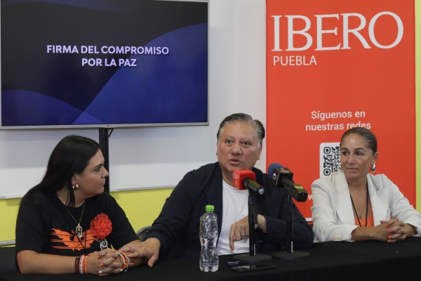 Fernando Morales firma compromiso por la Paz en IBERO