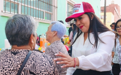 Acuden Tonantzin Fernández y Nay Salvatori a celebración del Día del Niño en Santiago Momoxpan