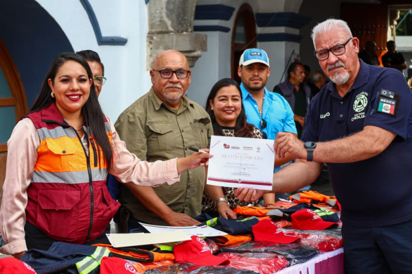 Tonantzin Fern&aacute;ndez dignifica y reconoce la labor del cuerpo de Bomberos de San Pedro Cholula