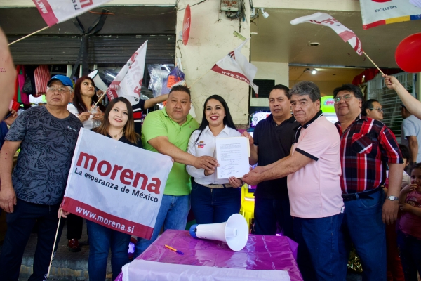 Firma Tonantzin Fernández compromisos con los locatarios del Mercado Municipal de San Pedro Cholula