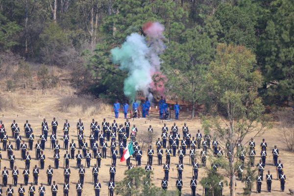 El titular del Ejecutivo, acompañado de la presidenta honoraria del Patronato del SEDIF, asistió a la escenificación de la Batalla del 5 de Mayo de 1862, realizada por personal de la XXV Zona Militar.