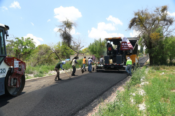 Construye Gobierno estatal 3.3 kil&oacute;metros del camino a las Loberas en Tecali
