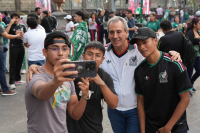 Convive Pepe Chedraui en el Z&oacute;calo durante la transmisi&oacute;n del partido de la Selecci&oacute;n Mexicana