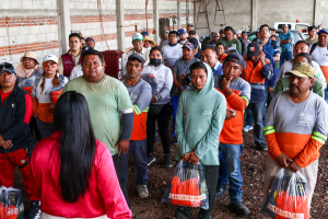 Tonantzin Fern&aacute;ndez entrega 75 uniformes al personal de limpia de San Pedro Cholula