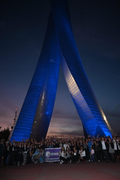 Iluminan de azul las Torres Bicentenario para conmemorar el Día Mundial de las Enfermedades Raras