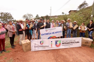 Entrega Lorenzo Rivera apoyos a escuelas