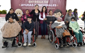 Entrega DIFEM apoyos funcionales para personas con discapacidad por instrucciones de la Gobernadora Delfina Gómez Álvarez