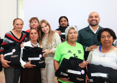 PUEBLA LISTA PARA LAS OLIMPIADAS DE ORO 2026; CECI ARELLANO ENTREGA UNIFORMES A DELEGACI&Oacute;N ESTATAL