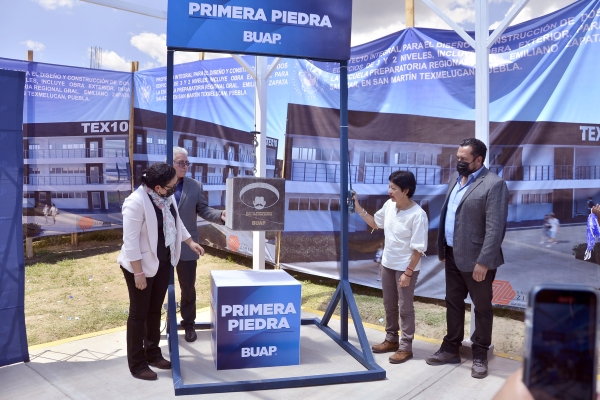 Colocan la primera piedra para nuevos edificios en la Preparatoria Emiliano Zapata, en San Martín Texmelucan