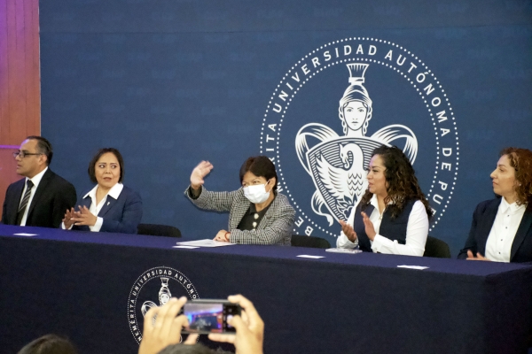 Formar recursos humanos de alto perfil para la salud, orientó la Rectora María Lilia Cedillo Ramírez