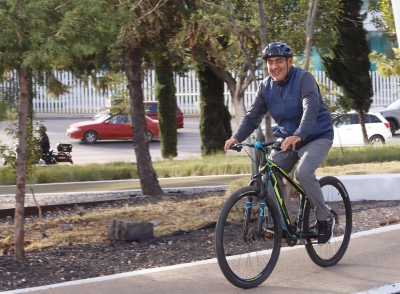 El gobernador Sergio Salomón inaugura la rehabilitación de la ciclopista de la Vía Atlixcáyotl.