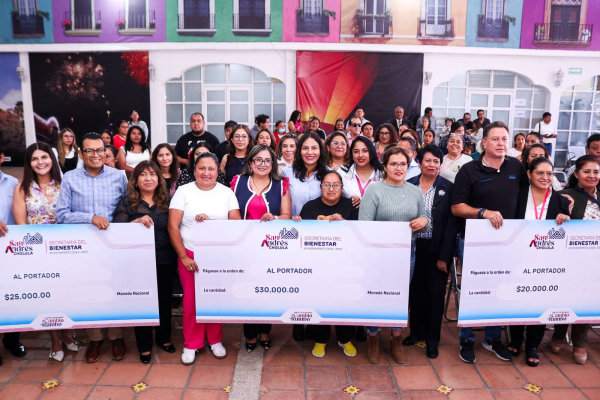 Lupita Cuautle entrega apoyos econ&oacute;micos a planteles educativos del municipio