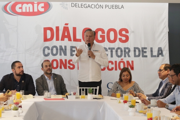 Fernando Morales firma compromiso con empresarios de la CMIC y AMPI