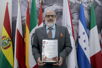 Jos&eacute; Ram&oacute;n Eguibar Cuenca recibe premio a la trayectoria acad&eacute;mica &ldquo;Gregorio P&eacute;rez Palacios&rdquo;