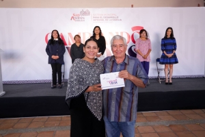 Entrega Lupita Cuautle auxiliares auditivos en San Andrés Cholula