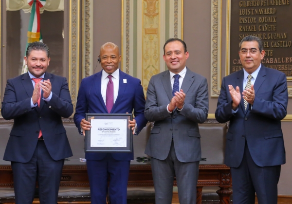 POR LABOR A FAVOR DE COMUNIDAD MIGRANTE, PUEBLA RECONOCE A ALCALDE DE NUEVA YORK