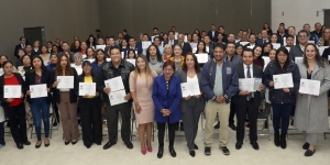 Entrega Rectora Lilia Cedillo constancias de capacitación a personal administrativo