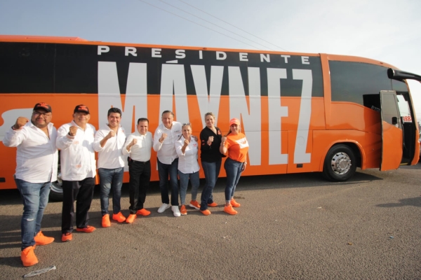 Fer Morales y Jorge Máynez pintan a San Martín Texmelucan de naranja.