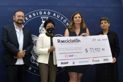 Rectora María Lilia Cedillo Ramírez entrega cheque del Reciclatón 2023